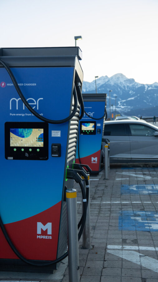 Laden, wo der Alltag stattfindet: Mer und MPREIS bauen E-Ladeinfrastruktur aus